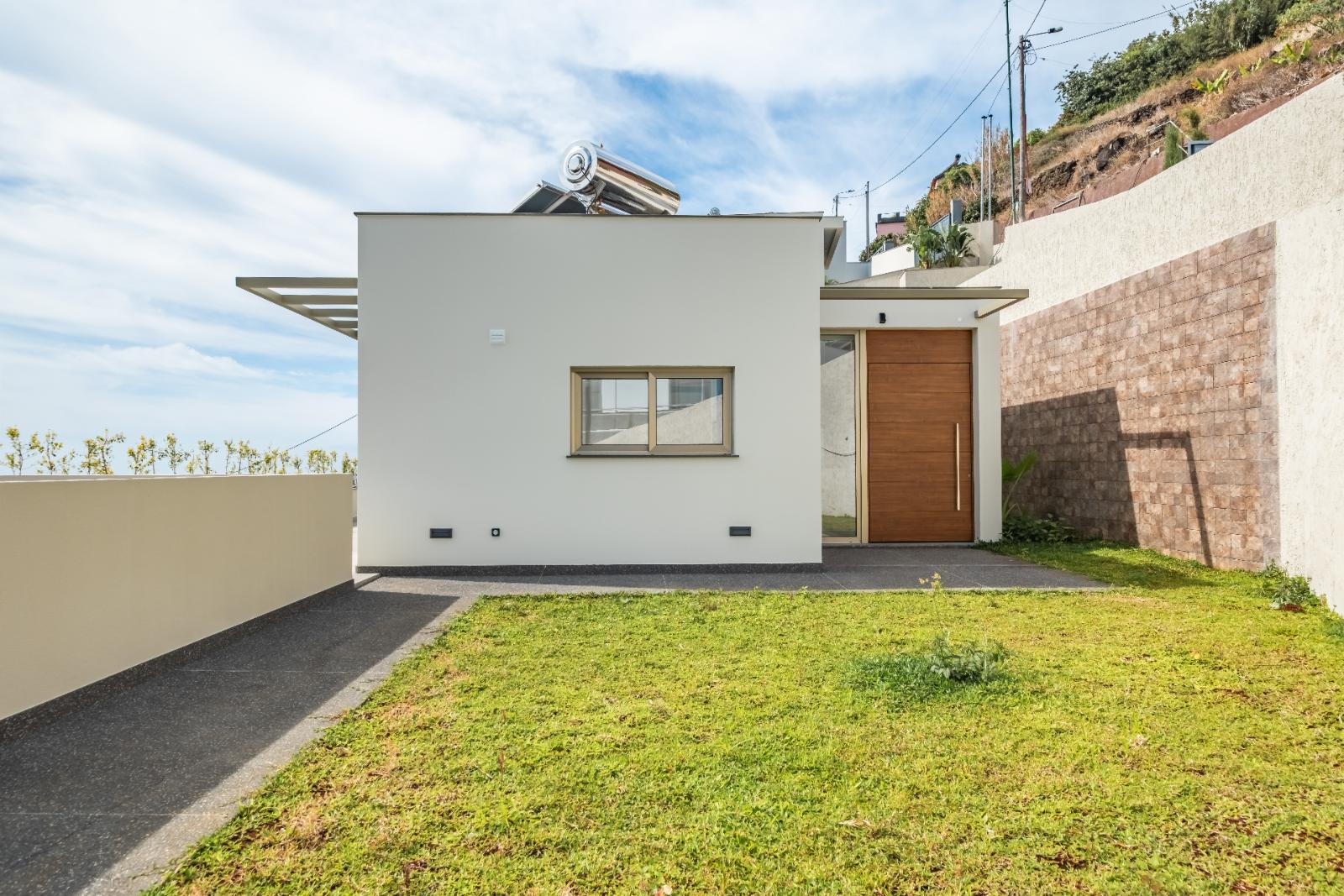 Contemporary T3 House in Calheta with Pool — photo 2 of 30