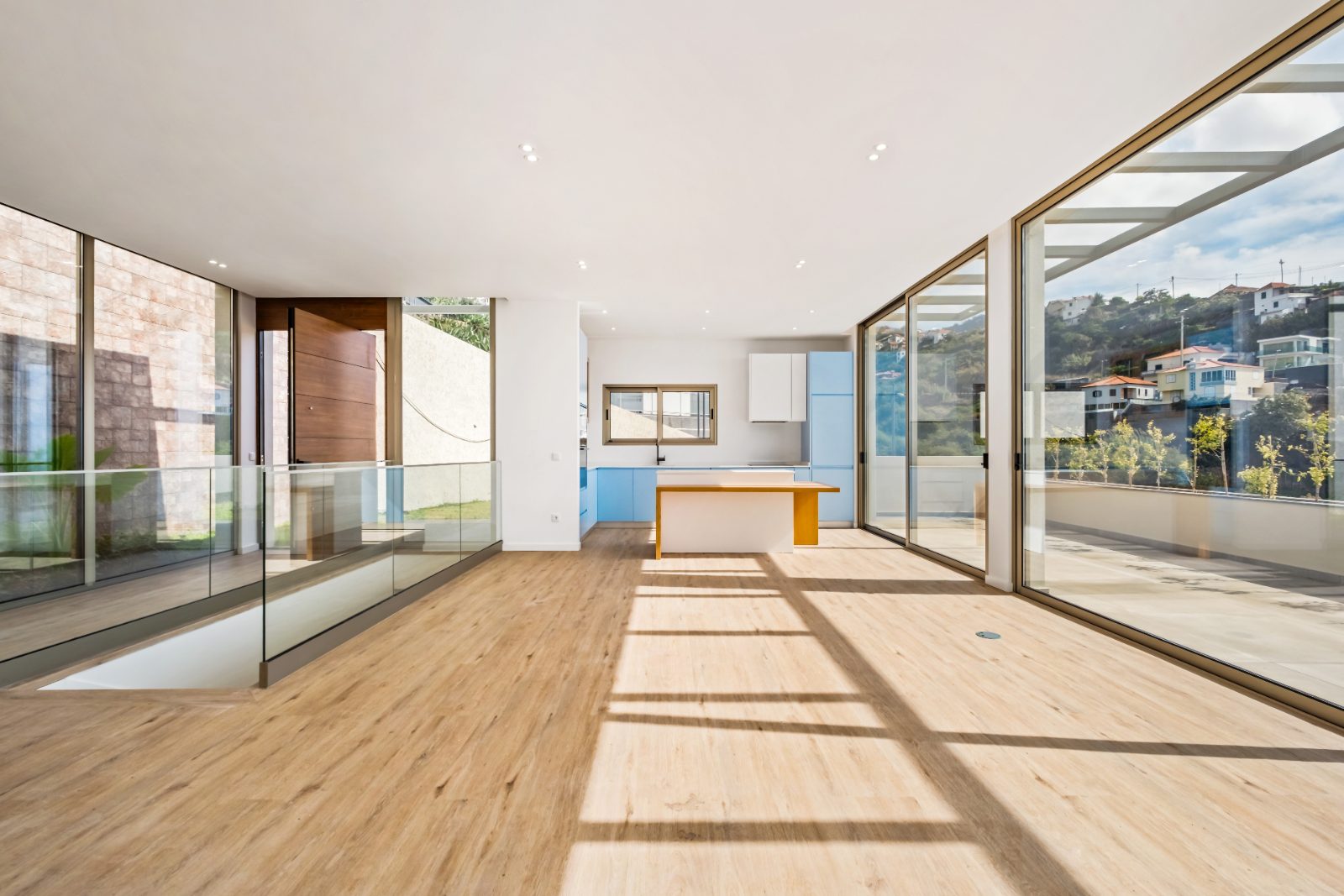 Contemporary T3 House in Calheta with Pool — photo 3 of 30