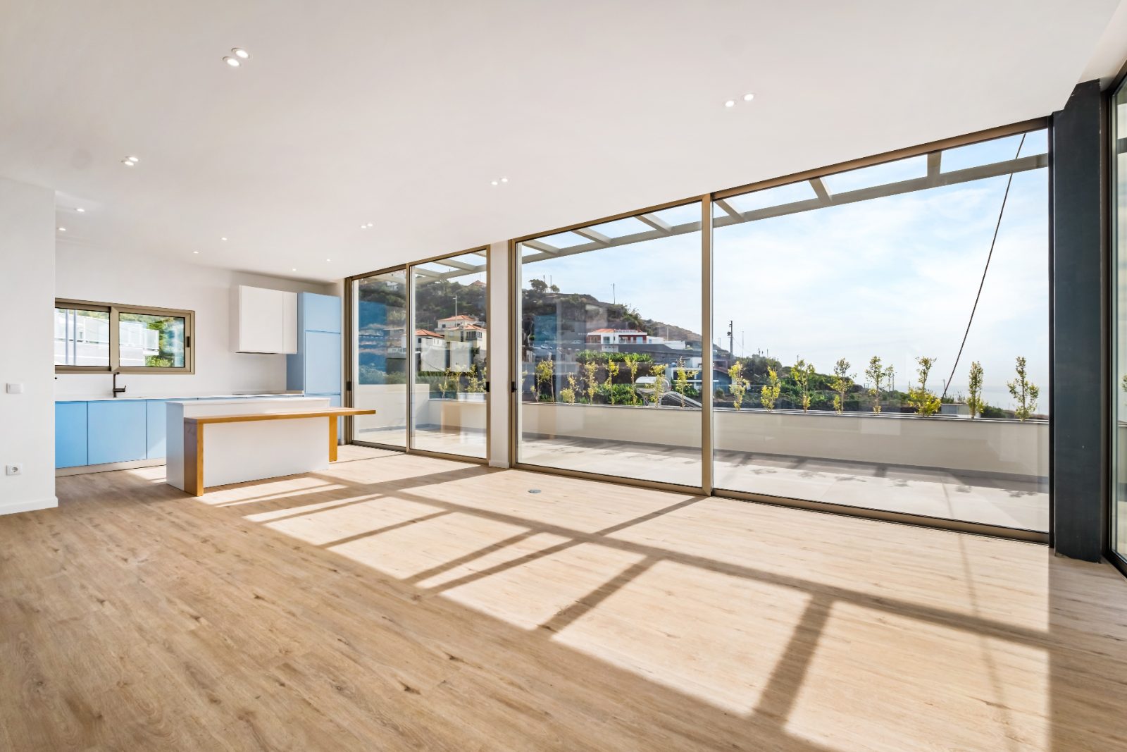Contemporary T3 House in Calheta with Pool — photo 4 of 30