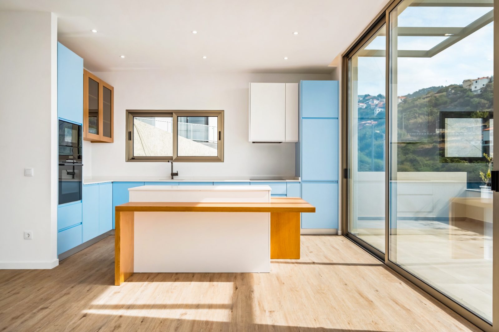 Contemporary T3 House in Calheta with Pool — photo 5 of 30