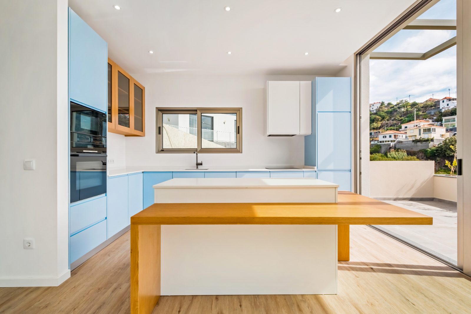 Contemporary T3 House in Calheta with Pool — photo 7 of 30