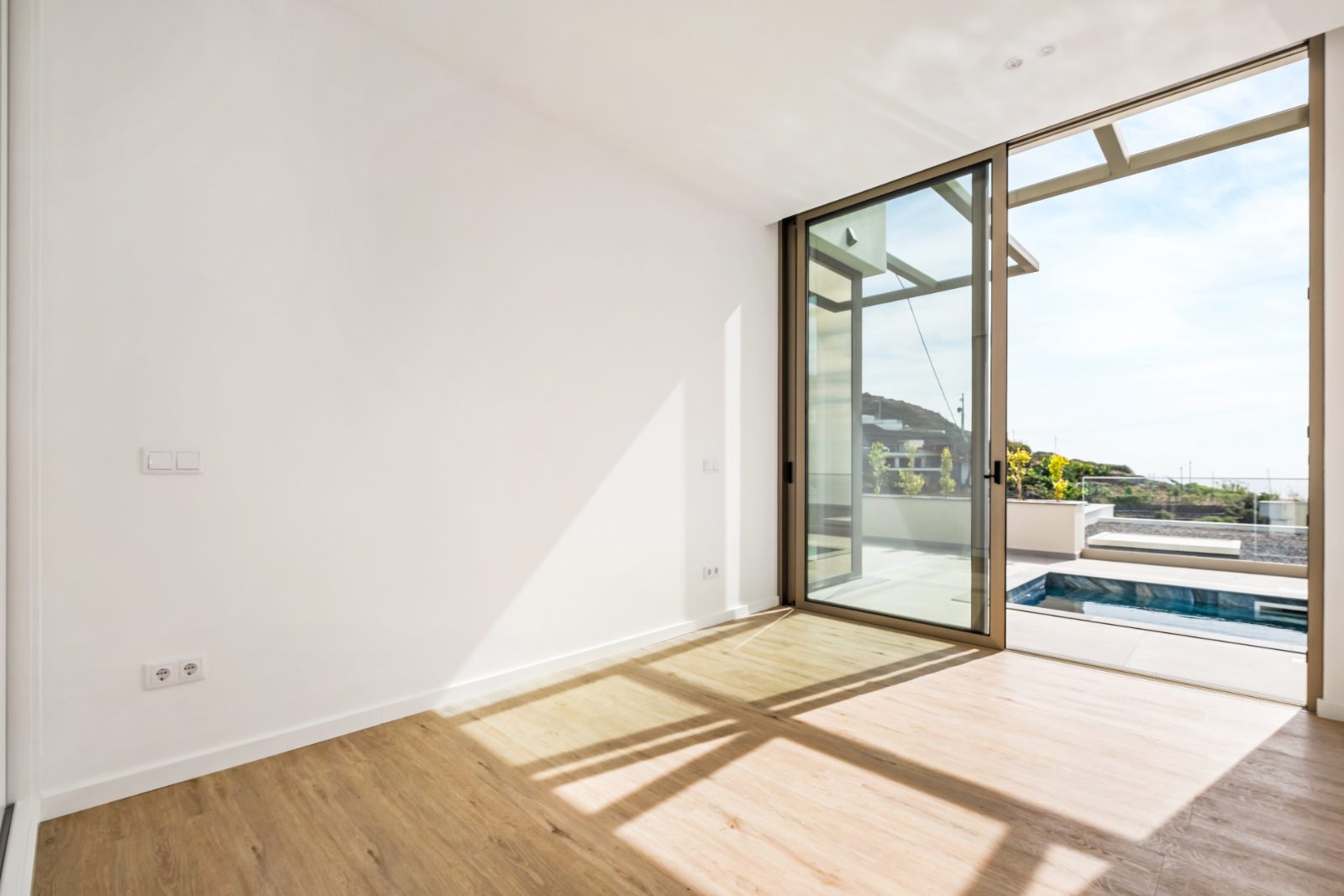 Contemporary T3 House in Calheta with Pool — photo 12 of 30