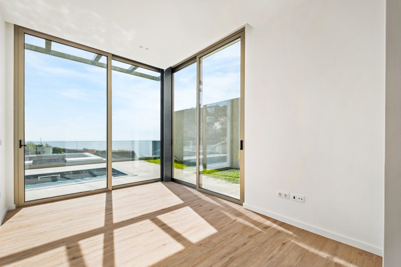 Contemporary T3 House in Calheta with Pool — photo 18 of 30