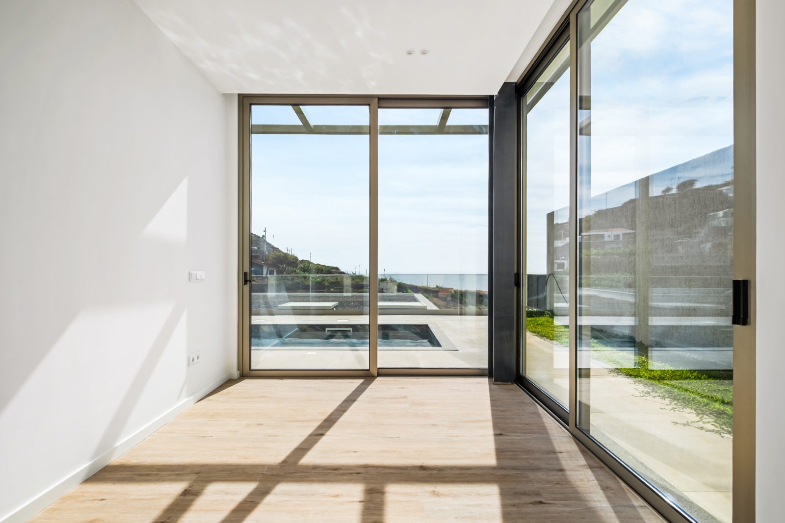 Contemporary T3 House in Calheta with Pool — photo 19 of 30
