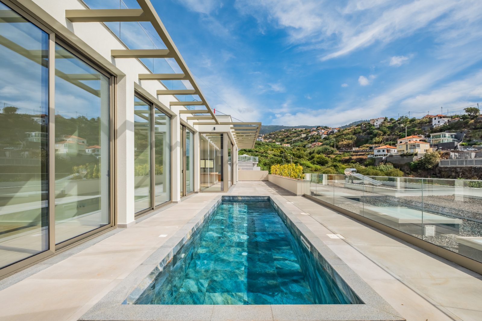 Contemporary T3 House in Calheta with Pool — photo 24 of 30