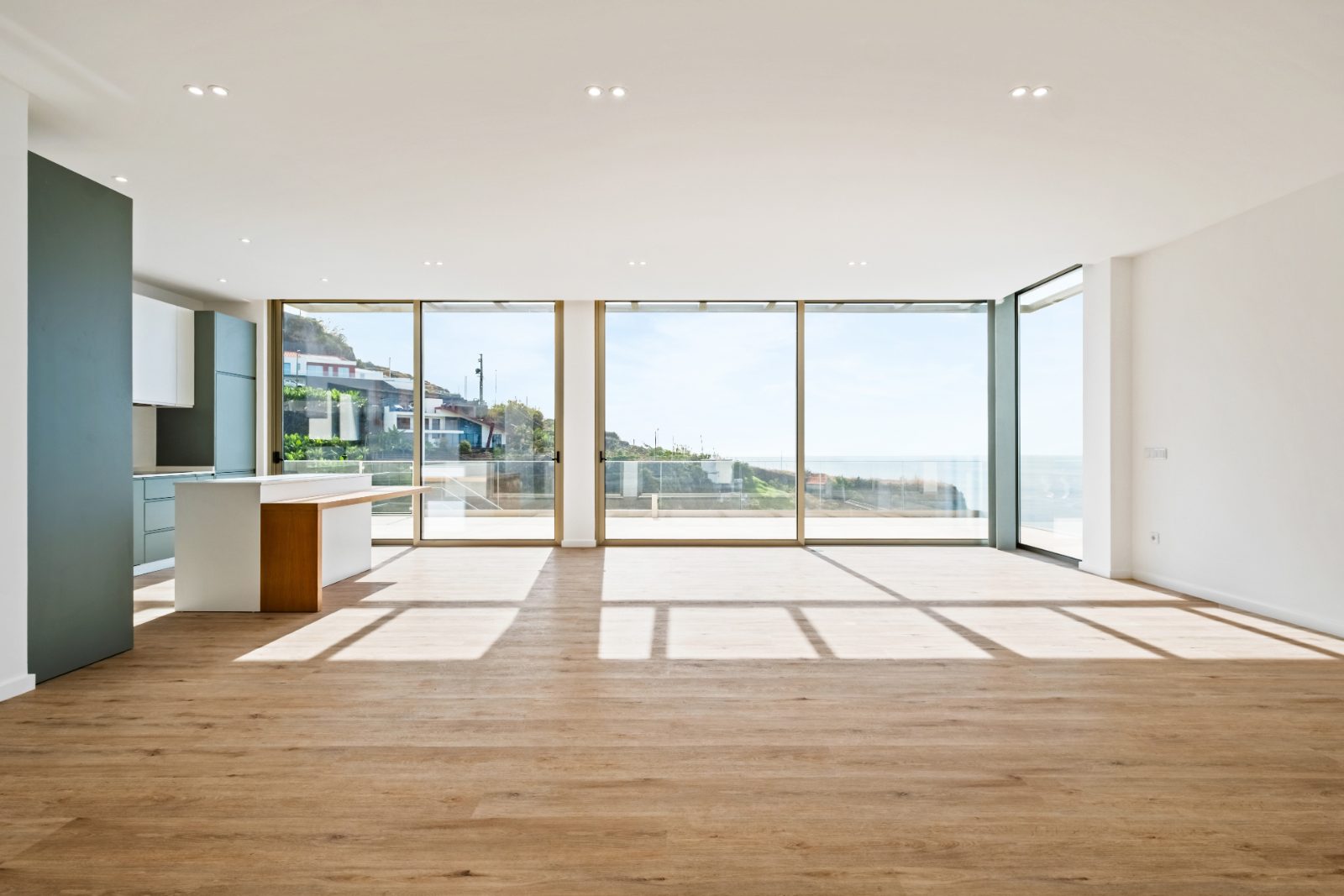 T3 House in Calheta with Infinity Pool and Sea View — photo 2 of 30
