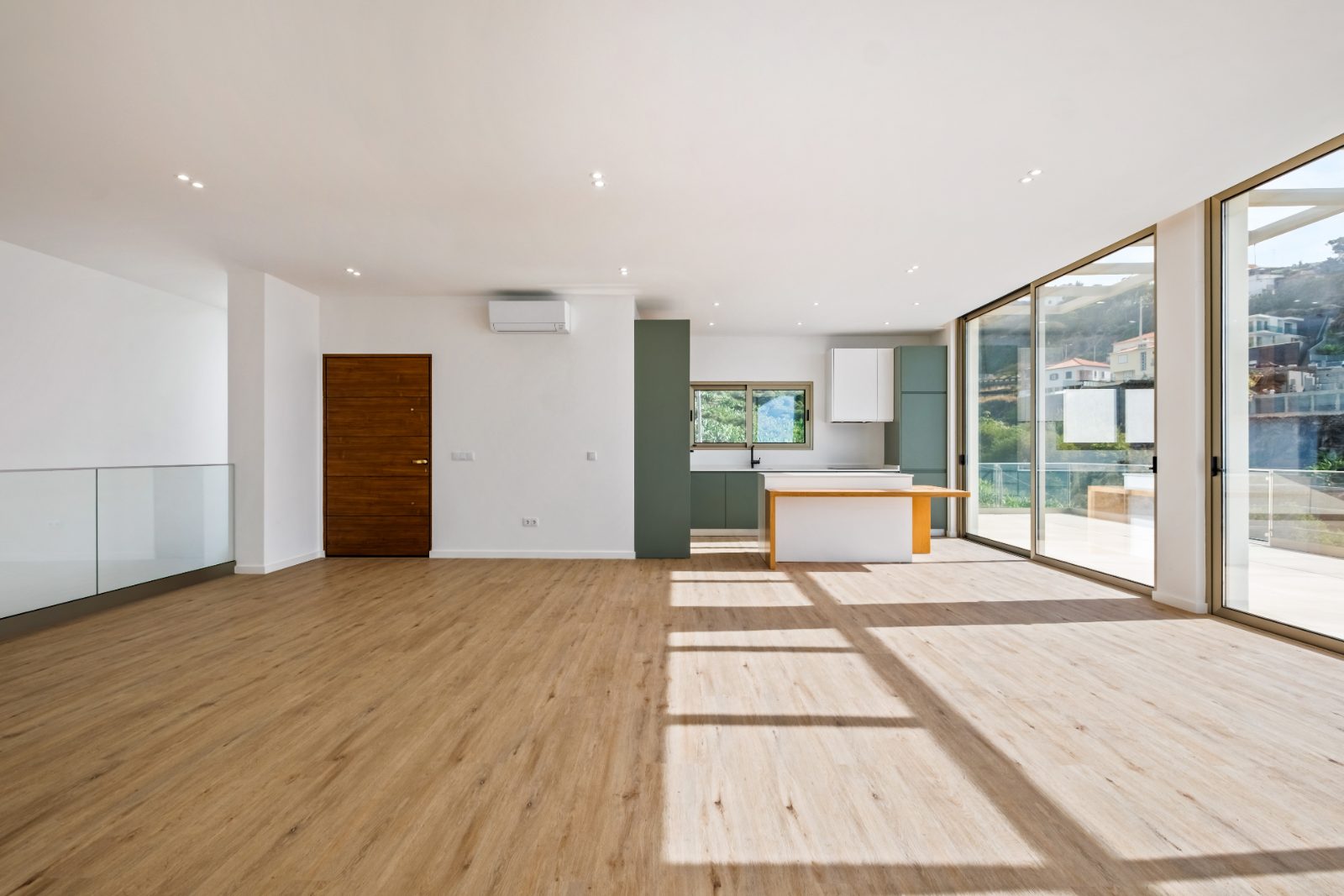T3 House in Calheta with Infinity Pool and Sea View — photo 3 of 30