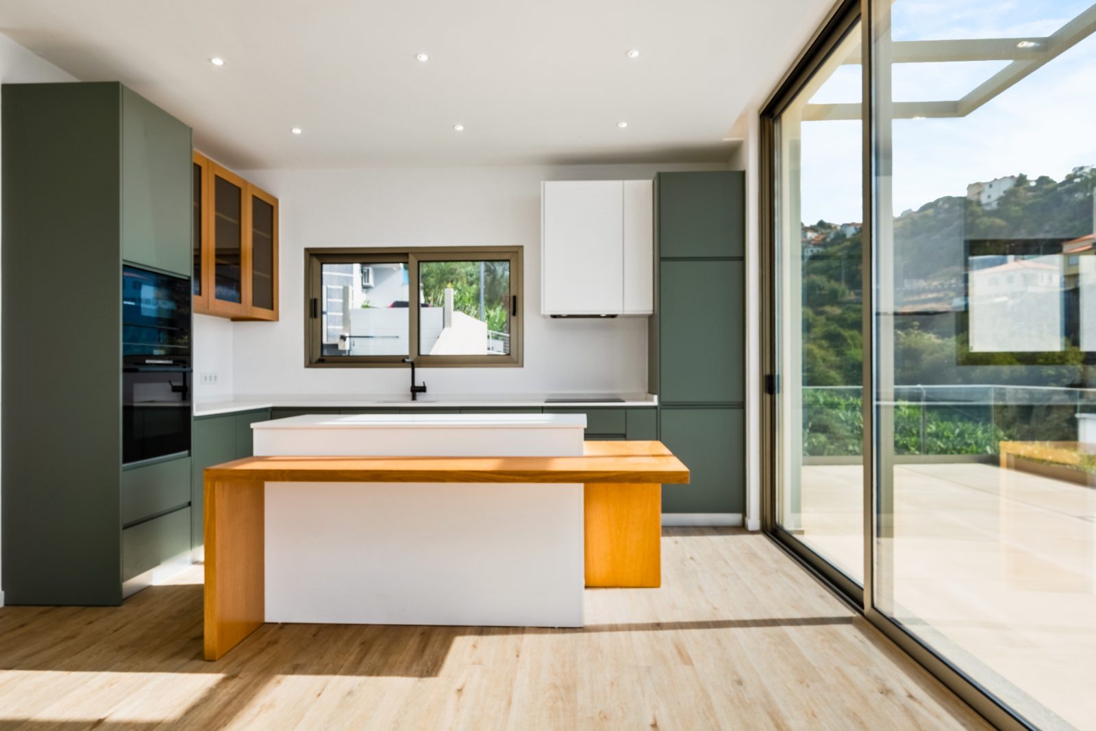 T3 House in Calheta with Infinity Pool and Sea View — photo 4 of 30