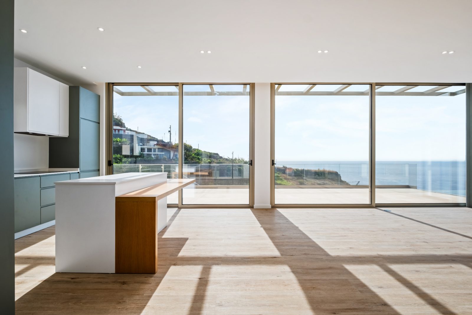 T3 House in Calheta with Infinity Pool and Sea View — photo 5 of 30