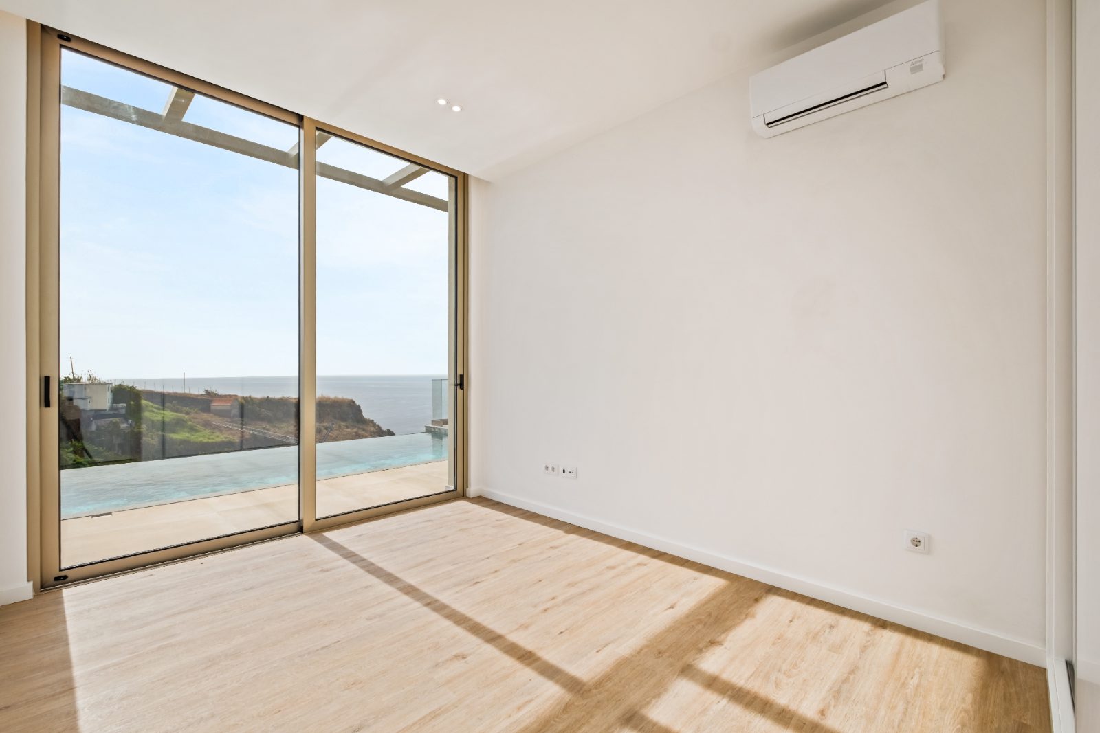 T3 House in Calheta with Infinity Pool and Sea View — photo 9 of 30