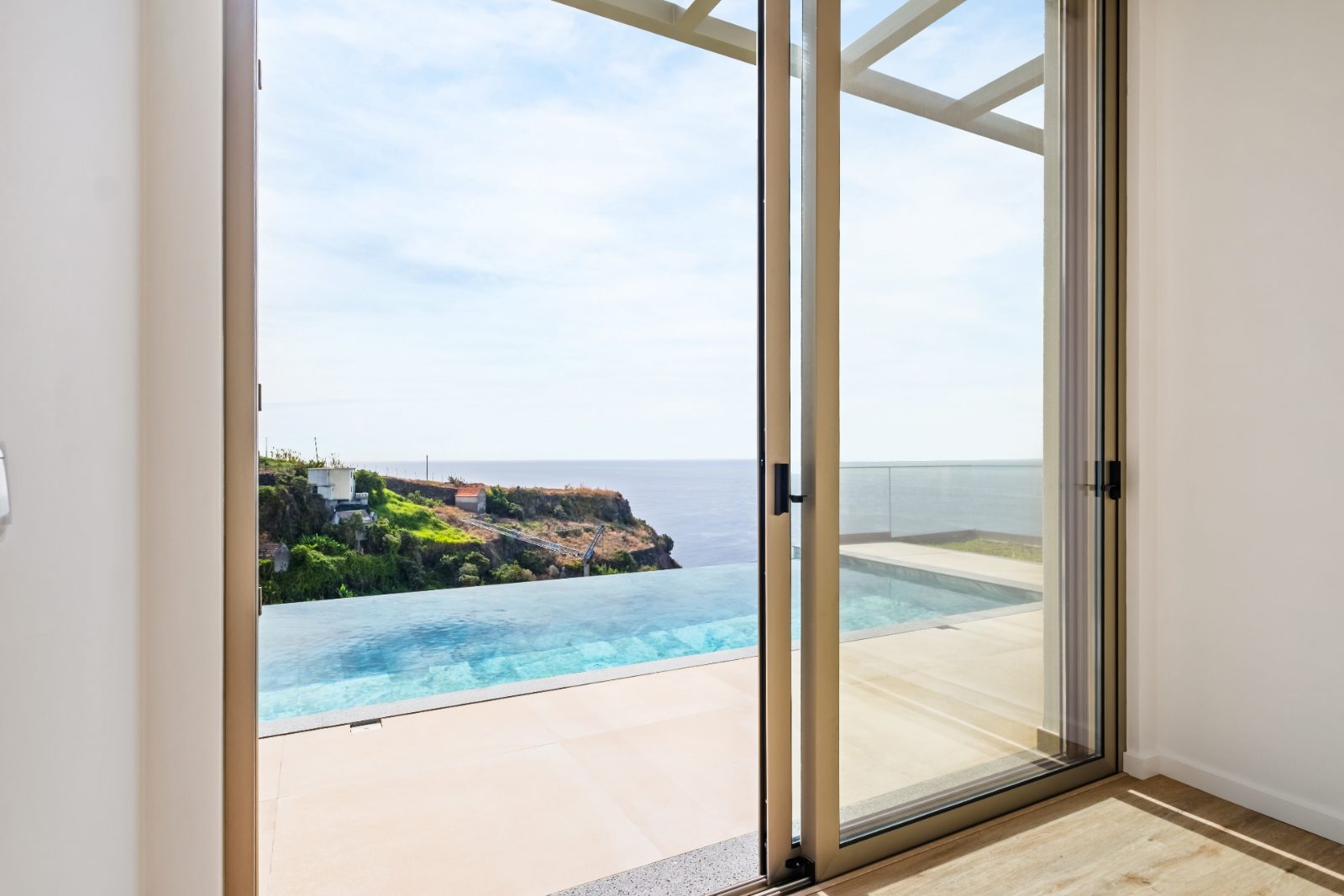 T3 House in Calheta with Infinity Pool and Sea View — photo 11 of 30