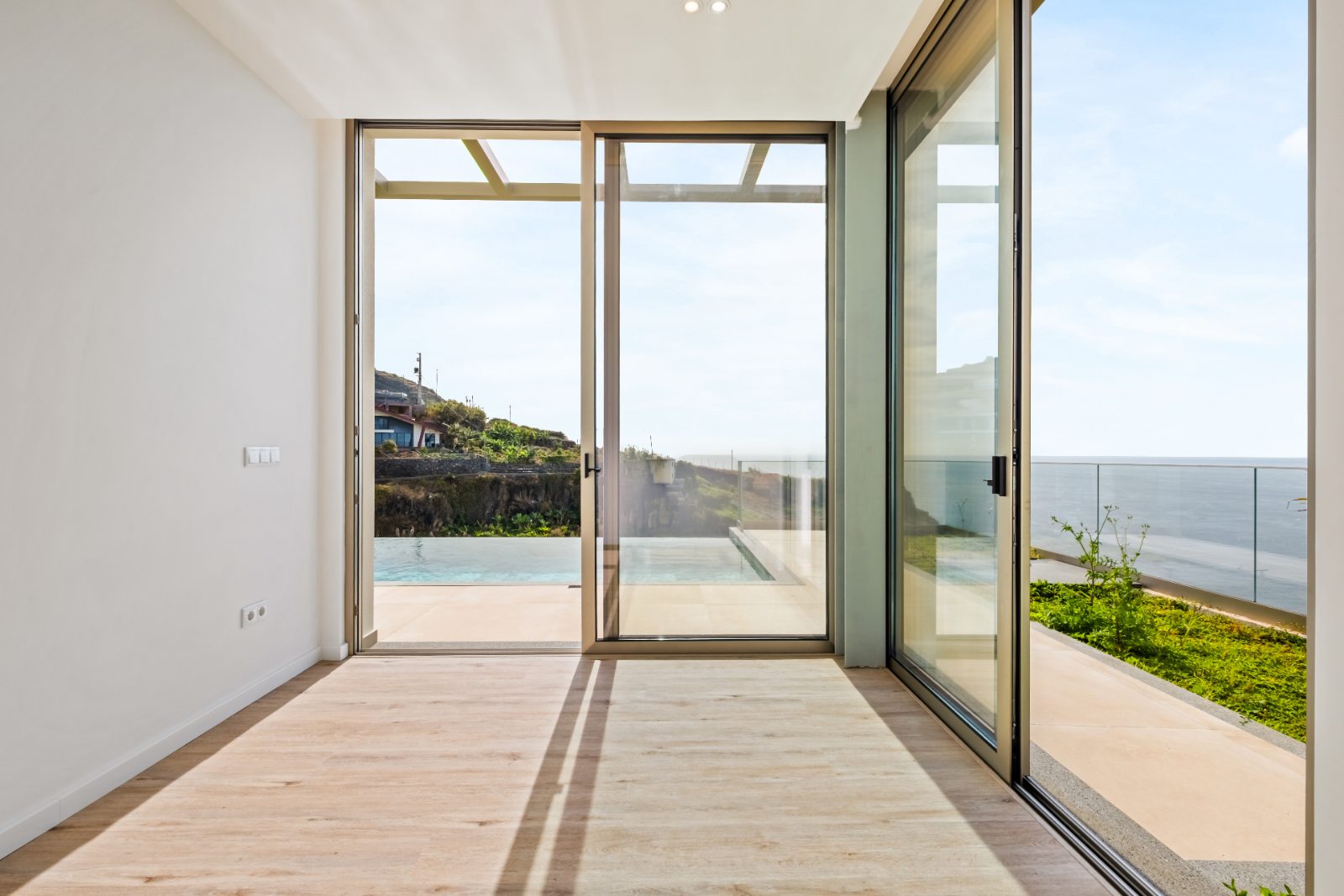 T3 House in Calheta with Infinity Pool and Sea View — photo 17 of 30