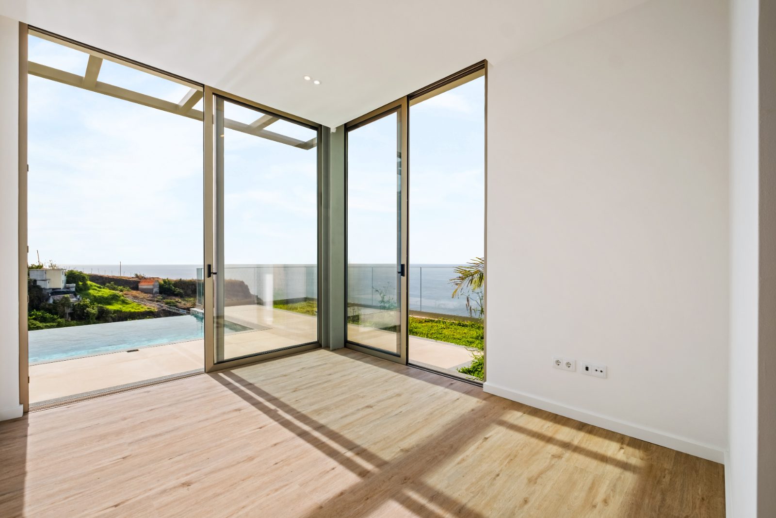 T3 House in Calheta with Infinity Pool and Sea View — photo 18 of 30