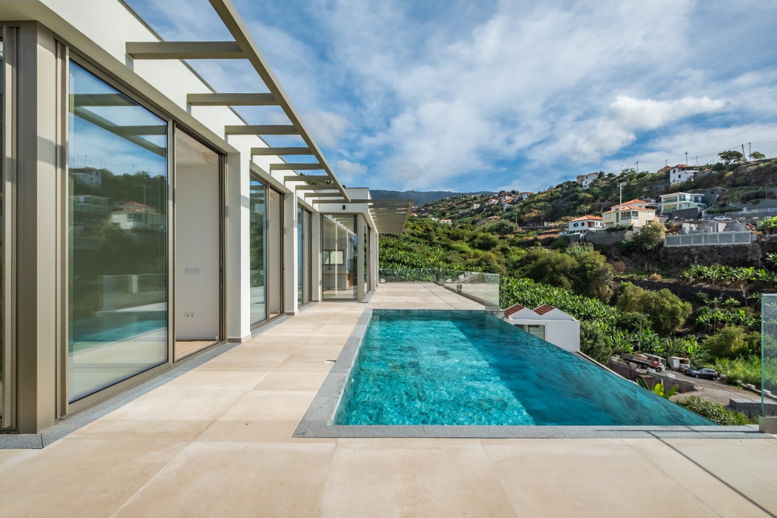 T3 House in Calheta with Infinity Pool and Sea View — photo 27 of 30