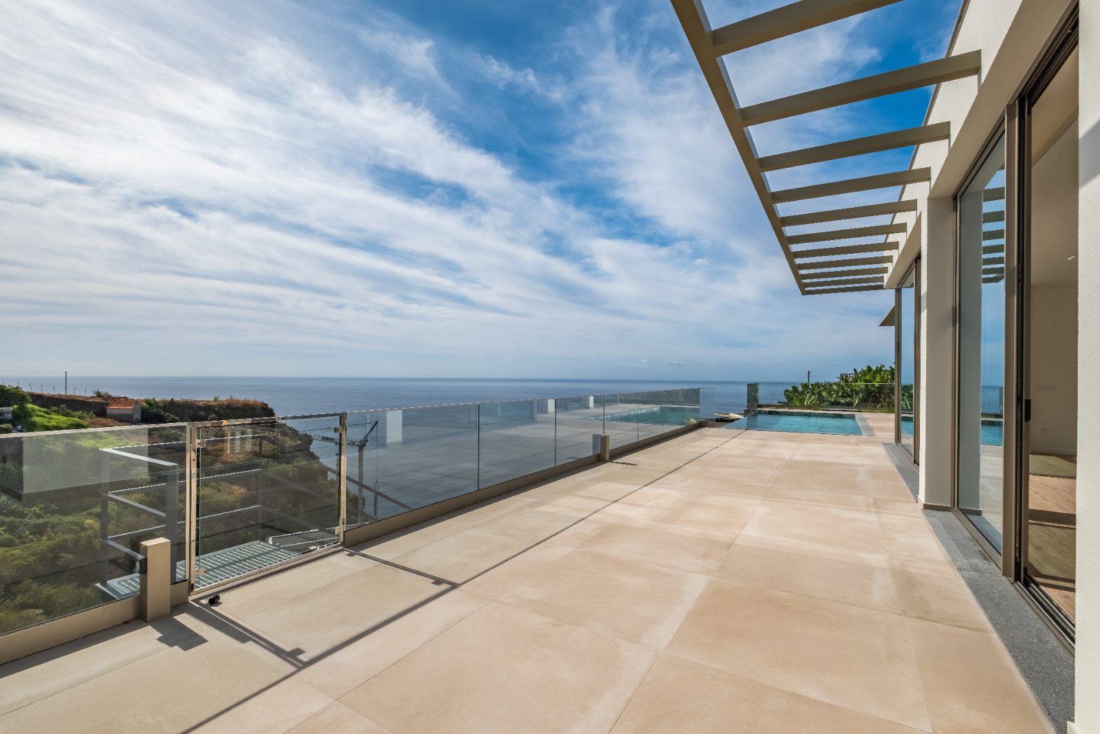 T3 House in Calheta with Infinity Pool and Sea View — photo 28 of 30