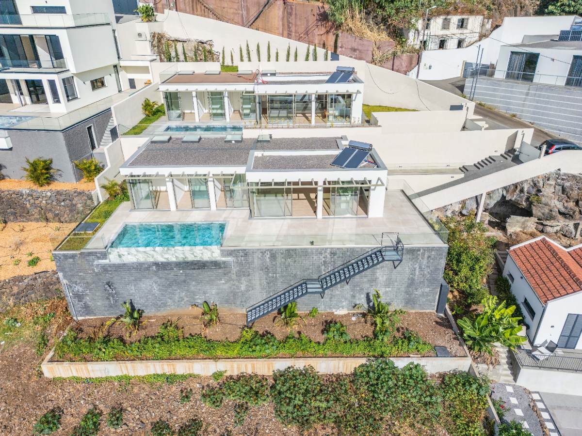 T3 House in Calheta with Infinity Pool and Sea View — photo 29 of 30
